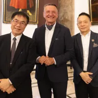 Taiwan-Poland Business Association (台灣波蘭商業協會) Chairman Dr. Chao Chung-chieh (趙忠傑) (right), Tainan Mayor Huang Wei-che (left), and Pomeranian Deputy Governor Leszek Bonna (center) pose for a photo. (Photo / Taiwan-Poland Business Association) Taiwan-Poland Business Association (台灣波蘭商業協會) Chairman Dr. Chao Chung-chieh (趙忠傑) (right), Tainan Mayor Huang Wei-che (left), and Pomeranian Deputy Governor Leszek Bonna (center) pose for a photo. (Photo / Taiwan-Poland Business Association)