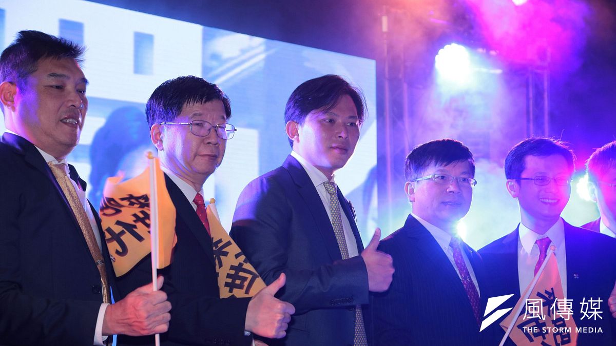 黨主席黃國昌被問及是否與民進黨合作一事,他表示,大家關心時代力量跟民進黨的關係,由於縣市議員選舉是複數選區,時代力量盼在各地亦會成立黨團。(顏麟宇攝) 黨主席黃國昌被問及是否與民進黨合作一事,他表示,大家關心時代力量跟民進黨的關係,由於縣市議員選舉是複數選區,時代力量盼在各地亦會成立黨團。(顏麟宇攝)