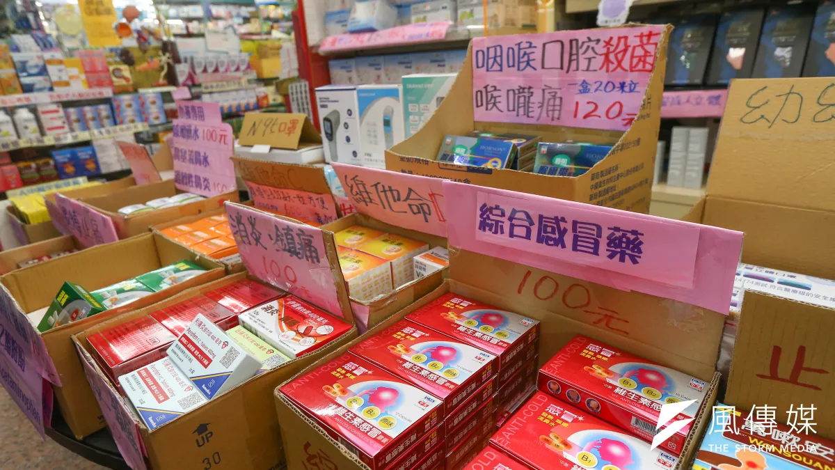 一旦對岸對台灣進行長時間海空運輸線封鎖,我光是「囤藥」恐怕還不夠,還必須具備戰略醫療用品的完全自製能力。示意圖。(資料照,顏麟宇攝)