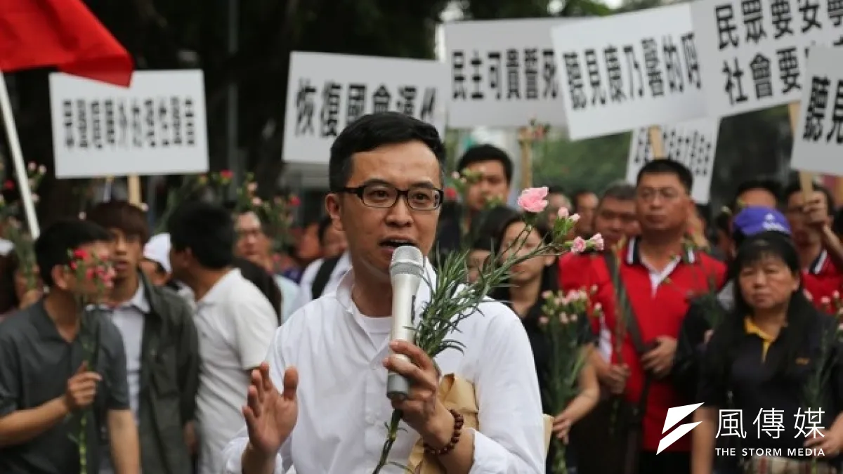 反服貿學生佔領立院12天,國民黨青工會也動員民眾反制,以「聽見康乃馨的呼喚」為名,希望社會能回歸安定。 (余志偉攝)