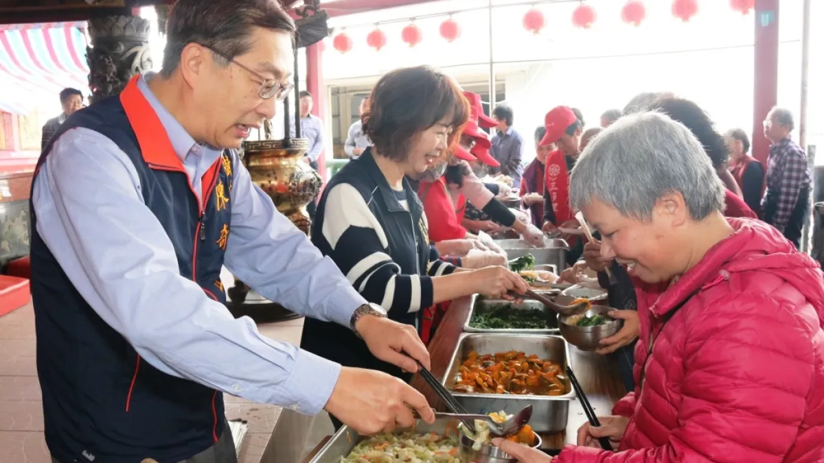 新北市樹林區長陳奇正(左)與三多里里長吳謝秀琴服務長輩打菜,希望有更多的長輩能走出家門,從事身心健康活動,並建立良好的人際互動,真正達到在地樂活。(圖/新北市樹林區公所提供)