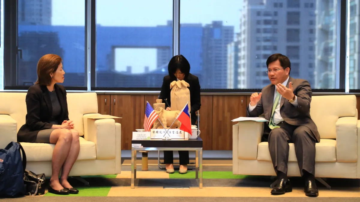美國環保署助理署長來訪跟臺中市林佳龍市展進行會,並邀請台中在2018舉辧環境教育區域工作坊,並成立全球環境教育夥伴秘書處。(圖/台中市政府環保局提供)