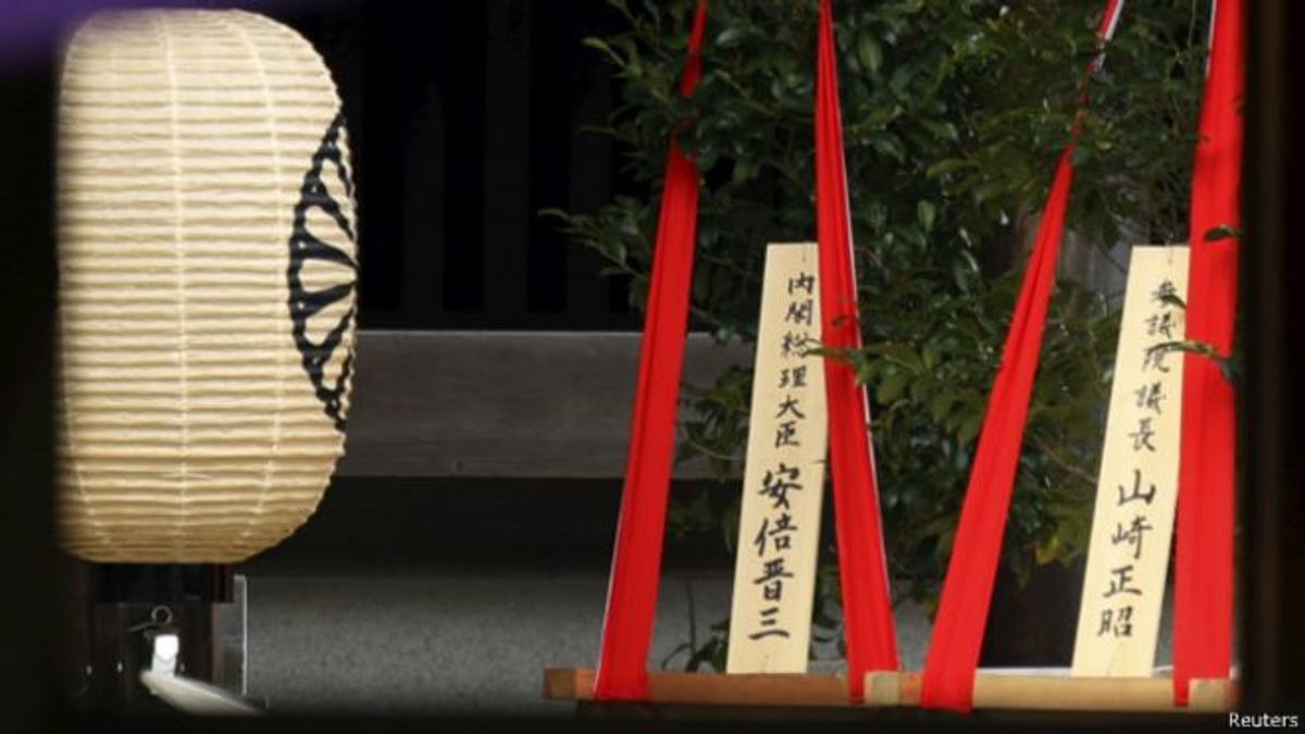 日本首相安倍晉三周二(4月21日)向東京靖國神社當天開始的春季祭奠供奉了一株「真榊」。(BBC中文網) 日本首相安倍晉三周二(4月21日)向東京靖國神社當天開始的春季祭奠供奉了一株「真榊」。(BBC中文網)