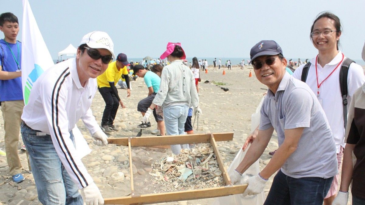 秋季淨灘守護環境 展現愛地球決心 秋季淨灘守護環境 展現愛地球決心
