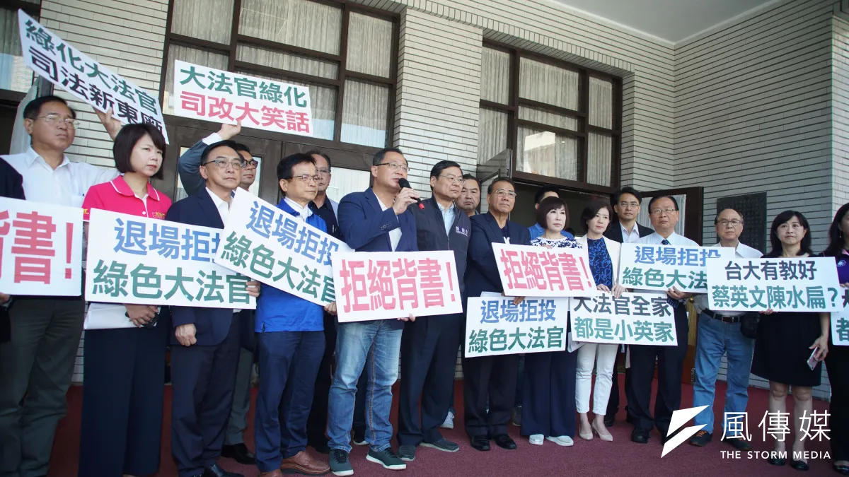 國民黨團於議場門口抗議大法官提名,表達拒絕投票立場。(盧逸峰攝)