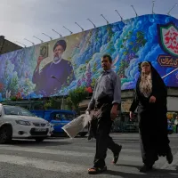 2026年5月28日,伊朗首都德黑蘭市中心可以看到已故伊朗總統易卜拉欣·萊希的肖像。(美聯社) 2026年5月28日,伊朗首都德黑蘭市中心可以看到已故伊朗總統易卜拉欣·萊希的肖像。(美聯社)