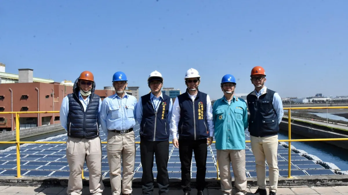 中龍鋼鐵響應政府及集團再生能源開發政策,積極建置太陽光電設施,中龍鋼鐵預定在2023年前再完成84mw的設置容量,中市政府經發局長張峯源11日參訪中龍鋼鐵,感謝企業積極加入種電行列。(圖/台中市政府)