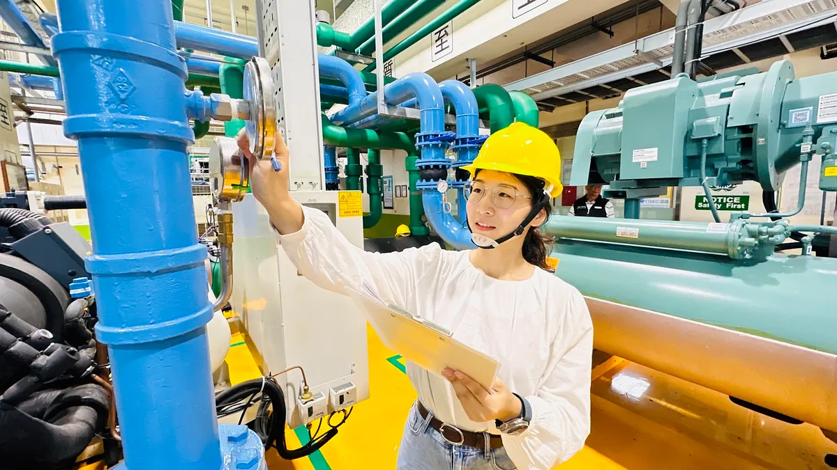 生技系畢業的黃欣瑜報名桃分署職訓學冷凍空調,成功轉職冷凍空調設計工程師。(圖/勞動力發展署桃竹苗分署提供) 生技系畢業的黃欣瑜報名桃分署職訓學冷凍空調,成功轉職冷凍空調設計工程師。(圖/勞動力發展署桃竹苗分署提供)