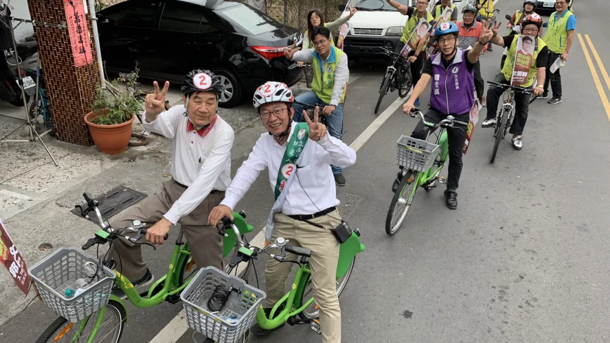 前台南縣長陳唐山(前左)今在台南麻豆騎單車拜票,力挺郭國文(前右)選立委。(郭國文總部提供)