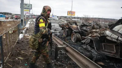 2022年3月1日,俄軍在攻擊基輔近郊的布查市(Bucha)後敗走,烏克蘭軍正在檢視俄軍留下的殘破軍備。(美聯社)
