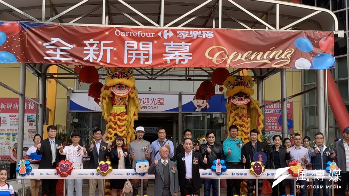 台糖董事長陳昭義(前左)與家福公司總經理王俊超一同為家樂福新屏店剪綵開幕。(圖/徐炳文攝)