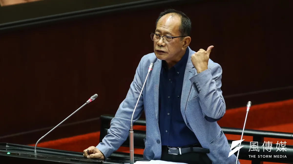 國民黨立委陳超明(見圖)日前質詢衛福部長陳時中,提出應該讓老人家在家自製口罩,解決口罩之亂,被網友酸是廢物質詢。(資料照,顏麟宇攝)