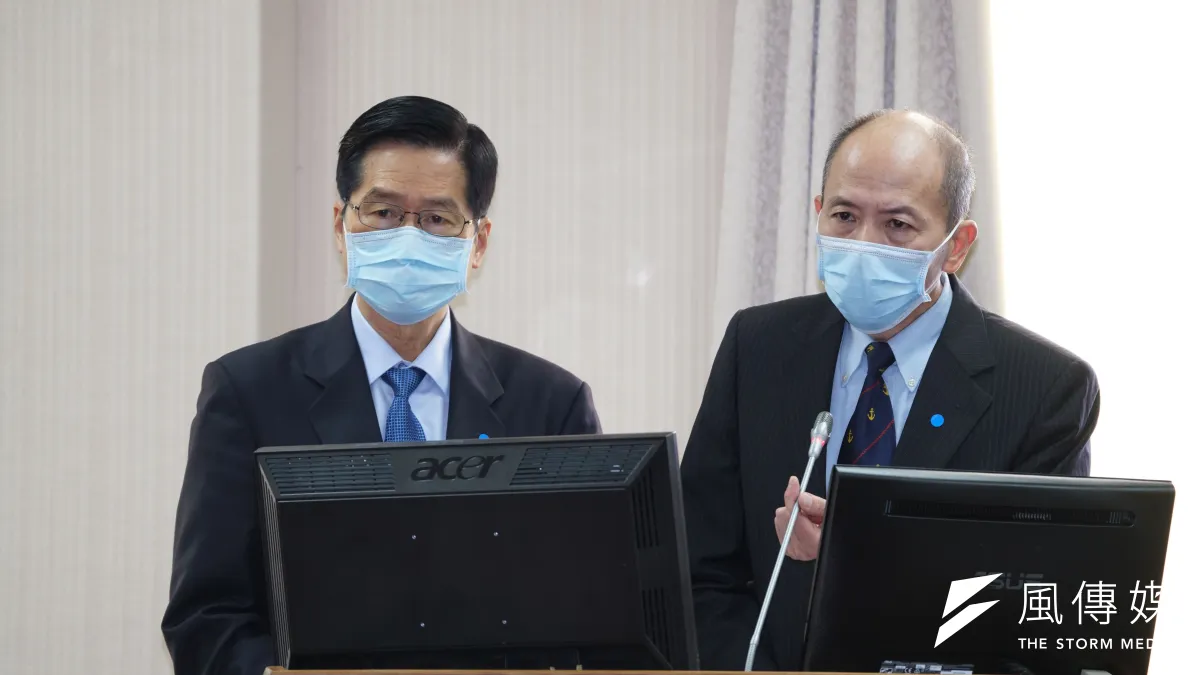針對敦睦艦隊疫情,國防部長嚴德發(左)、海軍副司令梅家樹(右)22日出席國防委員會備詢。會中,敦睦艦隊支隊長陳道輝少將也透過電話,強調自己絕無隱瞞疫情。(資料照,盧逸峰攝)