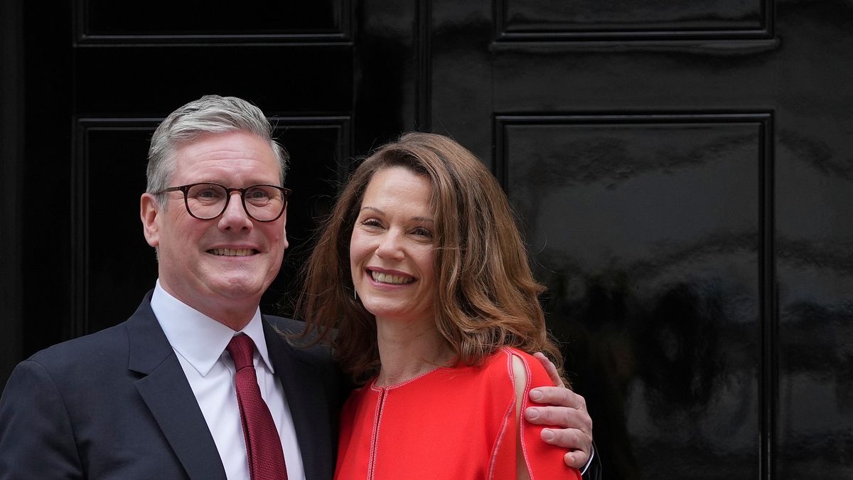 2024年7月5日,英國工黨首相施凱爾與他的妻子維多莉亞在唐寧街10號接受支持者道賀。(美聯社) 2024年7月5日,英國工黨首相施凱爾與他的妻子維多莉亞在唐寧街10號接受支持者道賀。(美聯社)