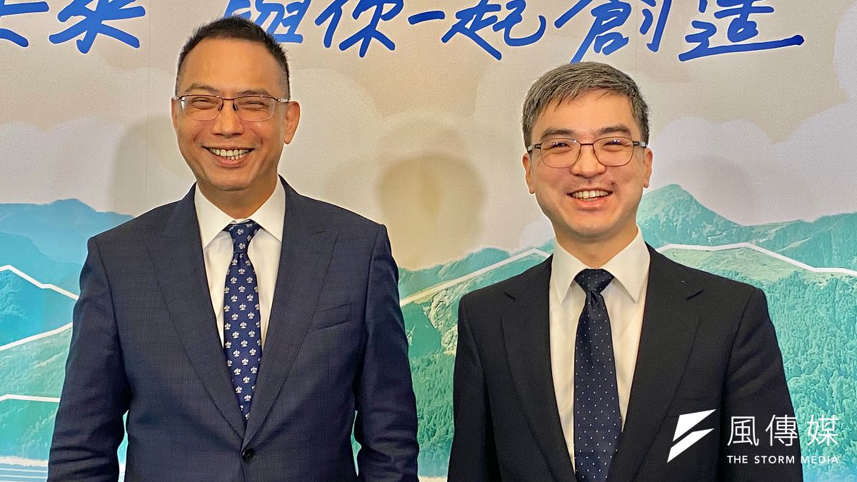 南山人壽董事長尹崇堯(右)與總經理范文偉(左)今(19)日股東會後接受媒體聯訪。(陳怡慈攝) 南山人壽董事長尹崇堯(右)與總經理范文偉(左)今(19)日股東會後接受媒體聯訪。(陳怡慈攝)