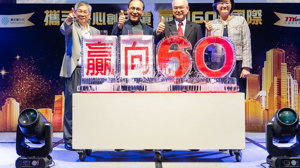 台灣東洋林全(左2)董事長表示,前任總經理蕭英鈞(左1)在過去幾年著重公司發展、股東權益、員工福利策略方向下,不斷提升對員工的照顧,台灣東洋榮獲台灣區『2020亞洲最佳企業雇主獎』,無疑是東洋員工送給蕭英鈞最好的退休禮物。(圖/台灣東洋提供) 台灣東洋林全(左2)董事長表示,前任總經理蕭英鈞(左1)在過去幾年著重公司發展、股東權益、員工福利策略方向下,不斷提升對員工的照顧,台灣東洋榮獲台灣區『2020亞洲最佳企業雇主獎』,無疑是東洋員工送給蕭英鈞最好的退休禮物。(圖/台灣東洋提供)