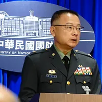 国防部・の孫立方(写真)は政戦官科から国防部長官の事務所主任に就任した初めての例であり、その特別な家庭背景もこの人事異動に際して議論を呼んでいる。(張曜麟撮影) 国防部・の孫立方(写真)は政戦官科から国防部長官の事務所主任に就任した初めての例であり、その特別な家庭背景もこの人事異動に際して議論を呼んでいる。(張曜麟撮影)