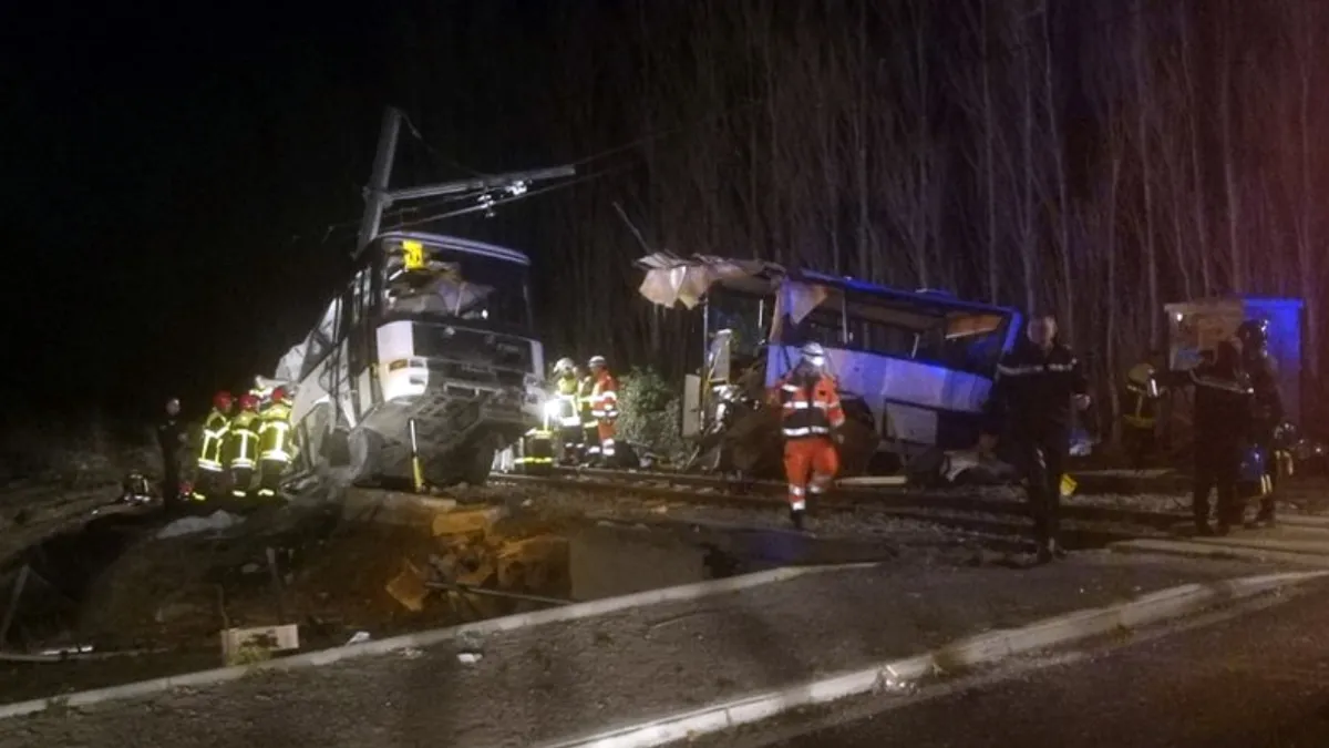 法國南部靠近西班牙邊界地區14日下午發生一起火車列車與校車相撞事故,造成多人傷亡(AP)