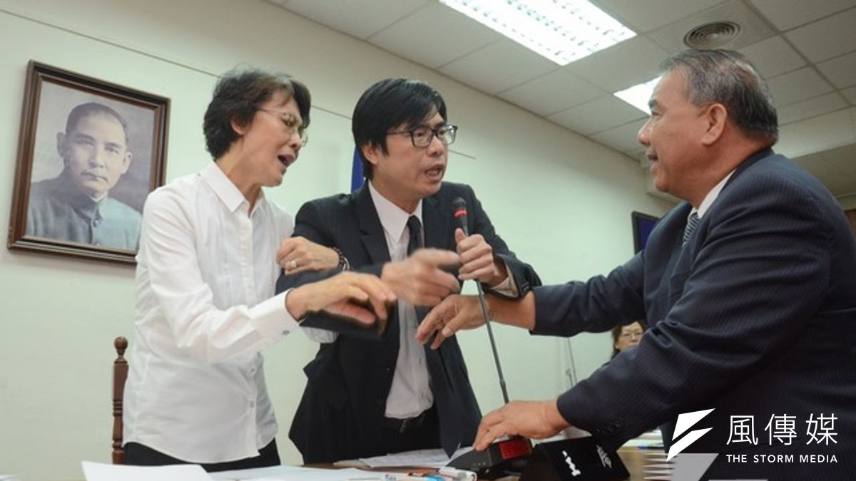 經濟部長張家祝7日列席立院經濟委員會,卻遭民進黨立委陳其邁(左二)批評為何未到高雄參選大氣爆罹難者頭七。(宋小海攝) 經濟部長張家祝7日列席立院經濟委員會,卻遭民進黨立委陳其邁(左二)批評為何未到高雄參選大氣爆罹難者頭七。(宋小海攝)