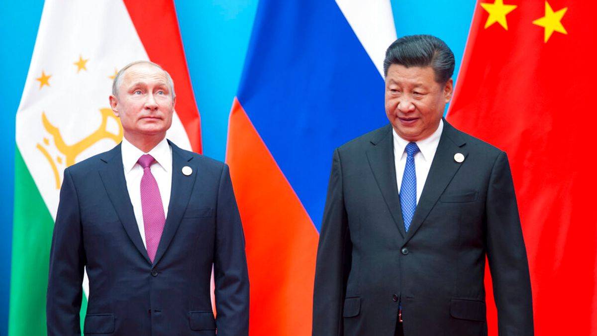 2018年6月10日,普京與習近平在上海合作組織元首理事會合影。(美聯社) 2018年6月10日,普京與習近平在上海合作組織元首理事會合影。(美聯社)