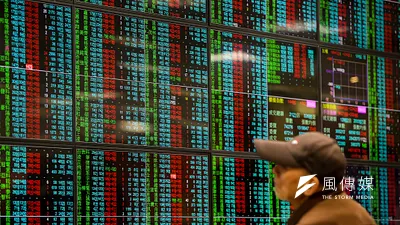 從證券公司看盤到手機下單,投資人唯有掌握財務資料、拆解背後意含,才能真正避開風險。(資料照,顏麟宇攝)