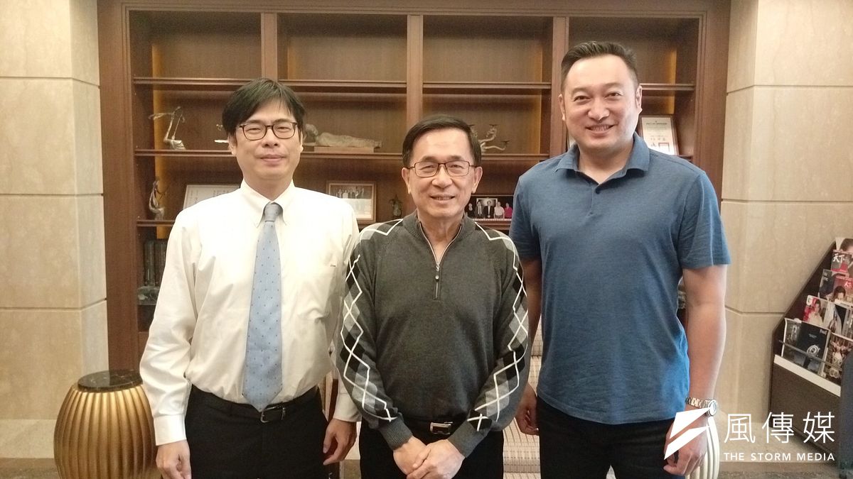 「新勇哥物語39」,特別放上前總統陳水扁(中)和陳其邁(左)及其提拔的高市議員陳政聞合照,還透過自己化身的「勇哥」慰勉,稱「等了12年,總有一天等到你。」(取自網路) 「新勇哥物語39」,特別放上前總統陳水扁(中)和陳其邁(左)及其提拔的高市議員陳政聞合照,還透過自己化身的「勇哥」慰勉,稱「等了12年,總有一天等到你。」(取自網路)