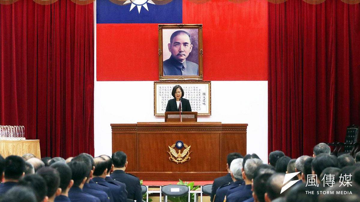 總統蔡英文1日出席年度績優交通警察、交通義警表揚大會。此次經評鑑績優者,共有交警78位、義交36位,合計114位。(蘇仲泓攝) 總統蔡英文1日出席年度績優交通警察、交通義警表揚大會。此次經評鑑績優者,共有交警78位、義交36位,合計114位。(蘇仲泓攝)