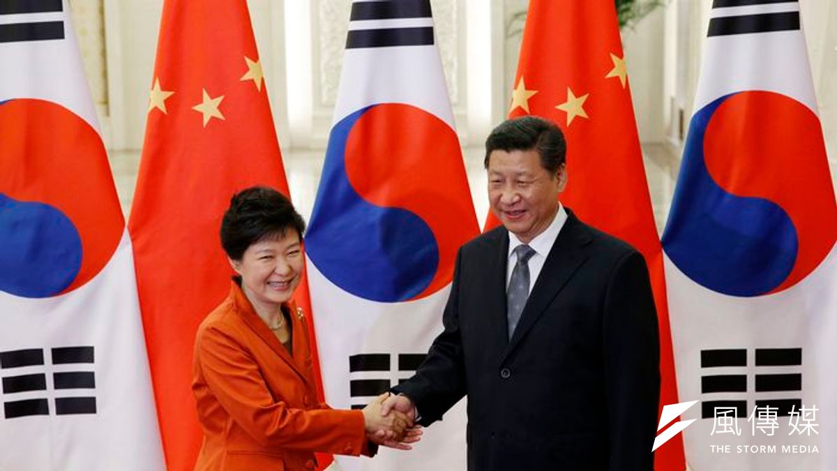 中國國家主席習近平(右)與南韓總統朴槿惠(左)10日宣布達成中韓FTA協議。(美聯社) 中國國家主席習近平(右)與南韓總統朴槿惠(左)10日宣布達成中韓FTA協議。(美聯社)