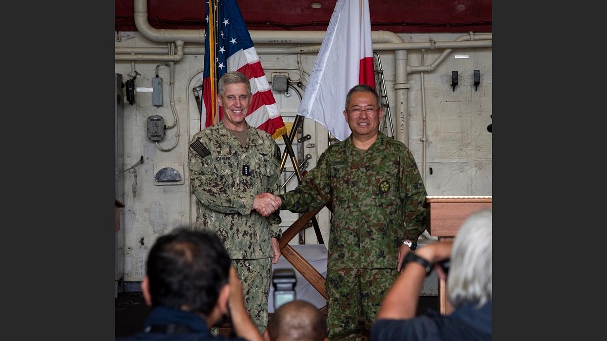 統合幕僚長の吉田圭秀氏と米太平洋艦隊のスティーブン・ケーラー司令官が共同記者会見に臨む(在日米軍ホームページより) 統合幕僚長の吉田圭秀氏と米太平洋艦隊のスティーブン・ケーラー司令官が共同記者会見に臨む(在日米軍ホームページより)