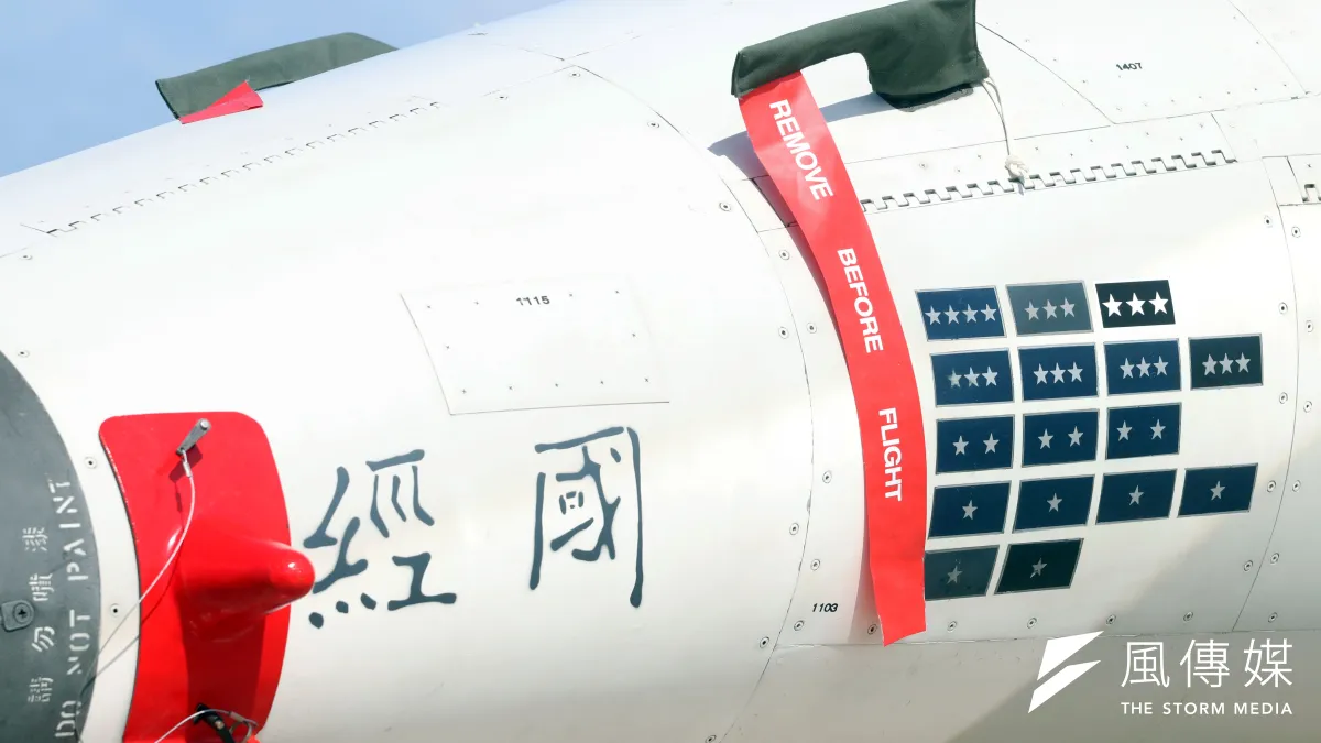 編號10004的IDF經國號是漢翔測試機,過去研發階段先後有16位將軍同乘,因此貼滿34顆星星,被外界暱稱為「將軍機」。(資料照,蘇仲泓攝)