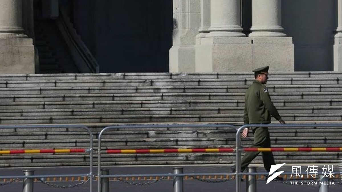 總統府決定不全面封閉凱道了。圖為在發生事件後,總統府前拉起警戒線。(余志偉攝) 總統府決定不全面封閉凱道了。圖為在發生事件後,總統府前拉起警戒線。(余志偉攝)