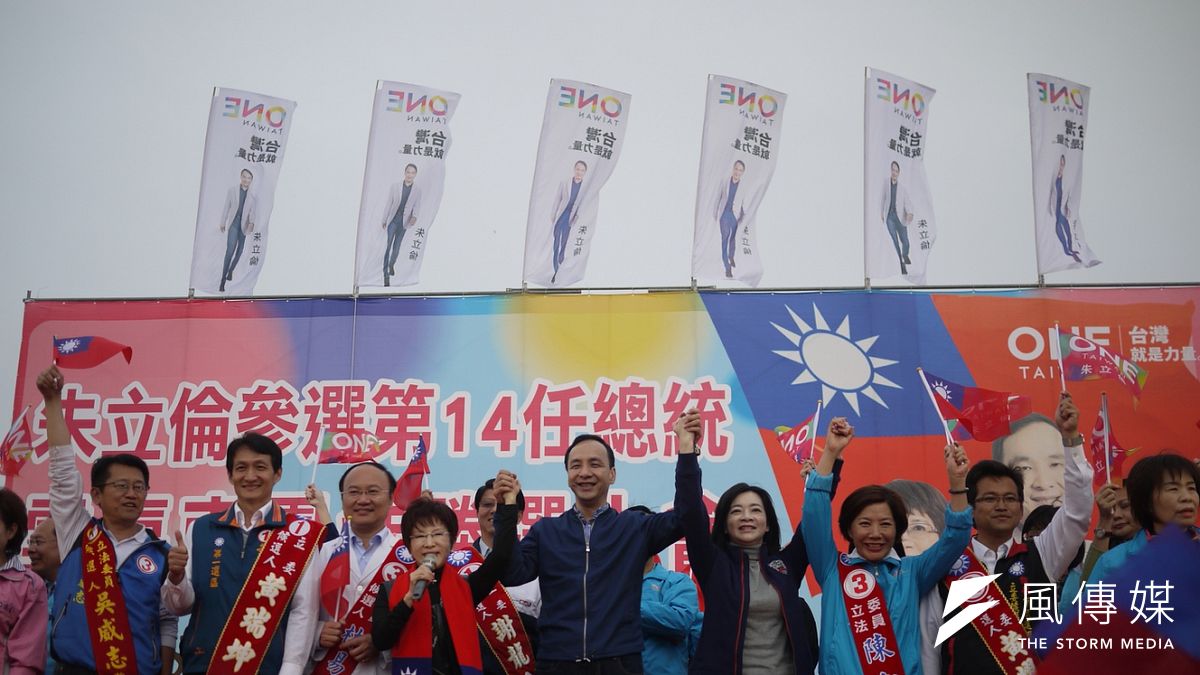 20160110-朱立倫雲嘉南團結勝選造勢大會,與洪秀柱大和解。(羅暐智攝) 20160110-朱立倫雲嘉南團結勝選造勢大會,與洪秀柱大和解。(羅暐智攝)