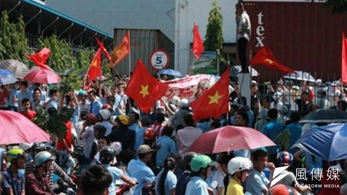 不滿中國探勘西沙群島資源,越南民眾聚集抗議包圍中資與台商。