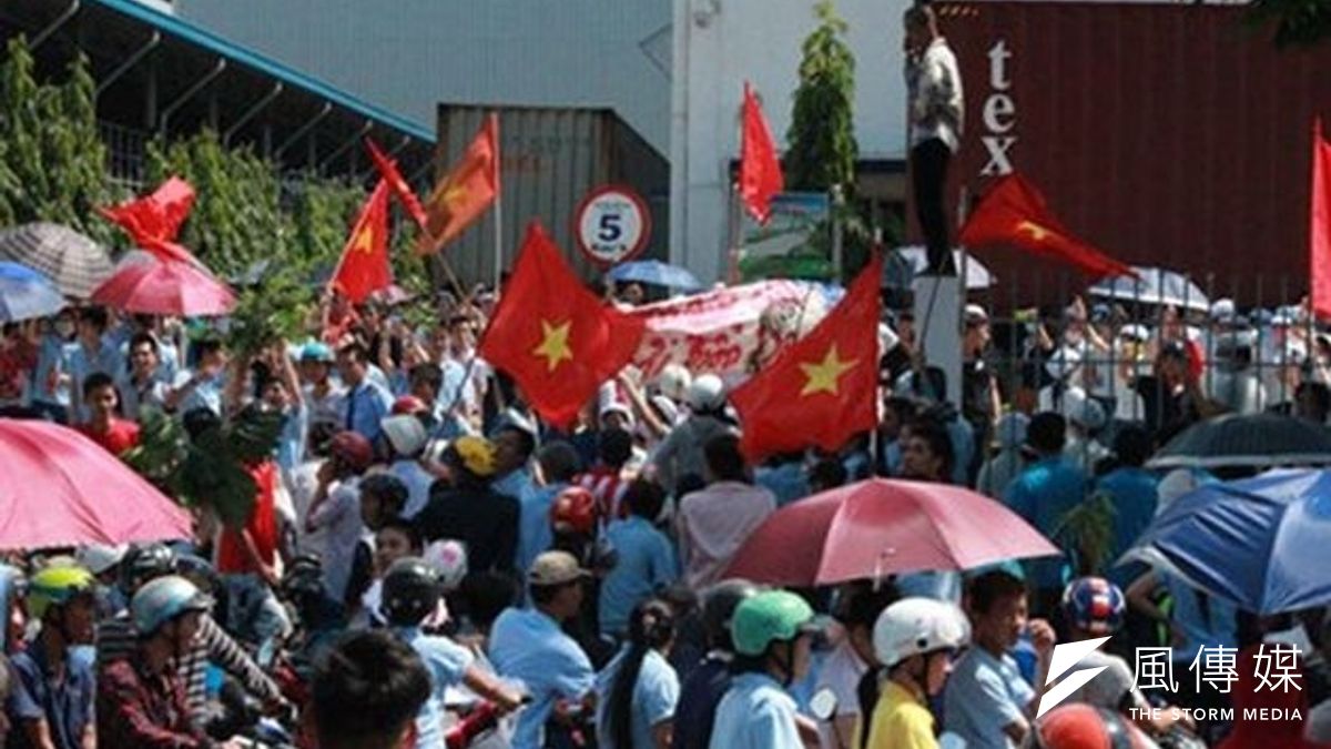 不滿中國探勘西沙群島資源,越南民眾聚集抗議包圍中資與台商。 不滿中國探勘西沙群島資源,越南民眾聚集抗議包圍中資與台商。