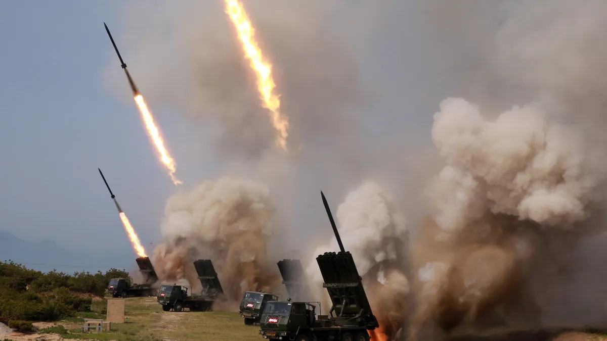 2019年5月4日,北韓(朝鮮)從江原道元山朝東北方向發射「大口徑遠程火箭砲」(AP)