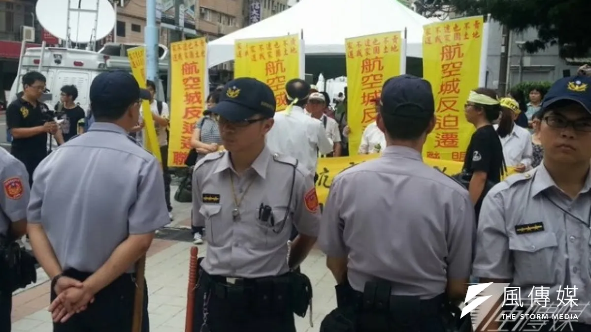 24日內政部在營建署召開都市計畫委員會,審議桃園航空城案。會議預計上午9點半開始,但9點不到,營建署已聚集了正反雙方的群眾。(林瑋豐攝)
