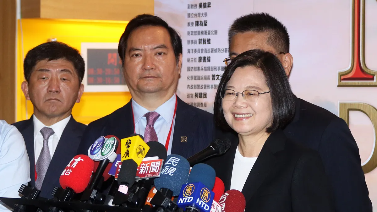 作者認為,「兩岸格鬥賽」會是總統蔡英文撿到的第4把槍。(蘇仲泓攝) 作者認為,「兩岸格鬥賽」會是總統蔡英文撿到的第4把槍。(蘇仲泓攝)