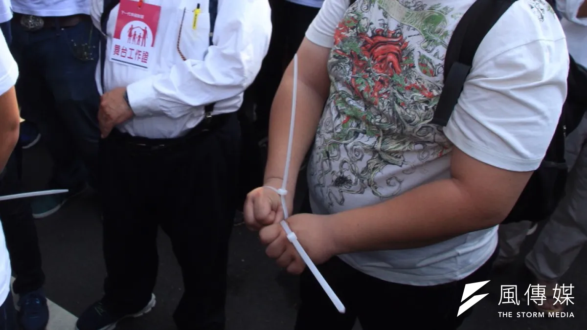 前台南縣長蘇煥智表示,針對使用束帶對付抗議民眾,民進黨政府必須要給合理解釋,以免被人譏笑是換了位置就換了腦袋。(曾原信攝)