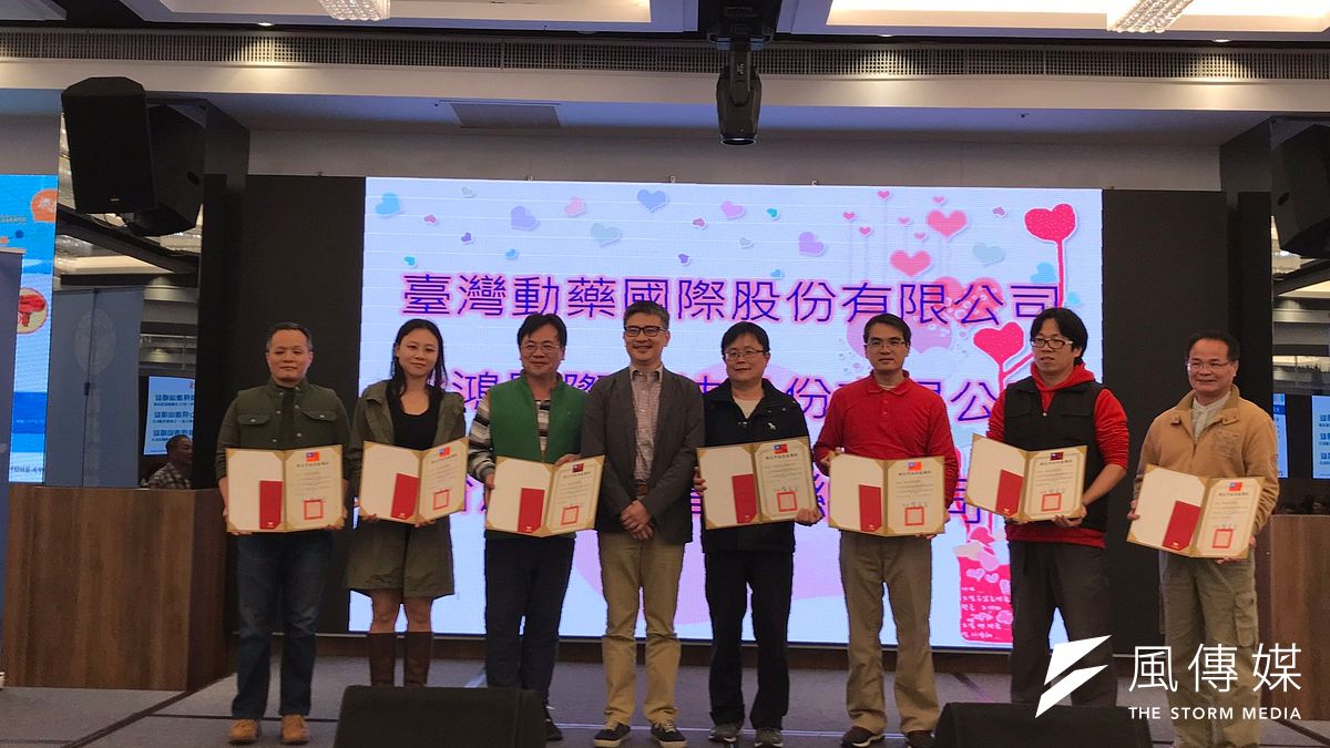 新北市獸醫師協力績優動物醫院受農業局局長李玟表揚後合影。(圖/新北市農業局提供) 新北市獸醫師協力績優動物醫院受農業局局長李玟表揚後合影。(圖/新北市農業局提供)