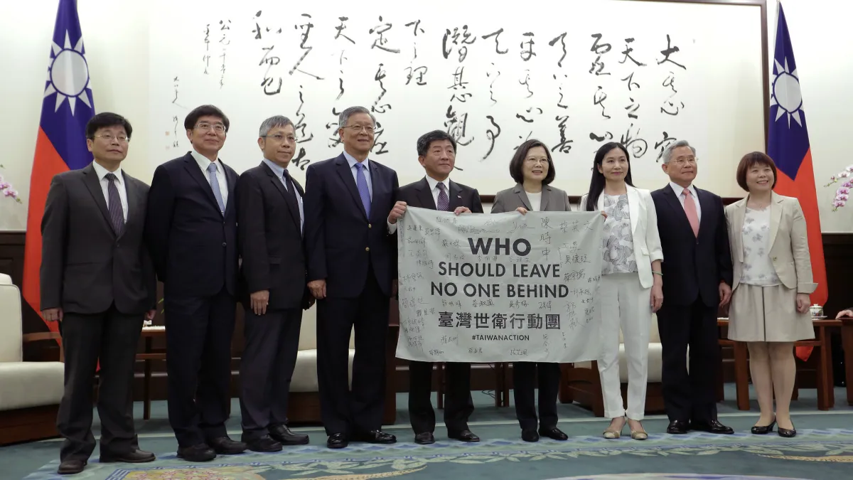 總統蔡英文接見衛福部長陳時中率領的「台灣世衛行動團」,肯定此行成功讓世界了解,台灣能夠為全球衛生安全做出實質貢獻。(總統府提供)