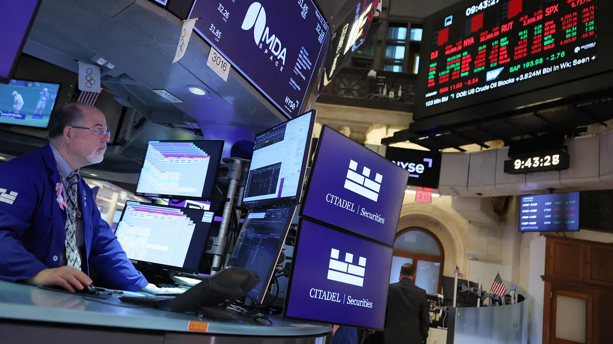 全球各地戰火不斷,除了武力戰爭外,同時也延燒到金融市場上。(圖片來源:via華爾街日報)。