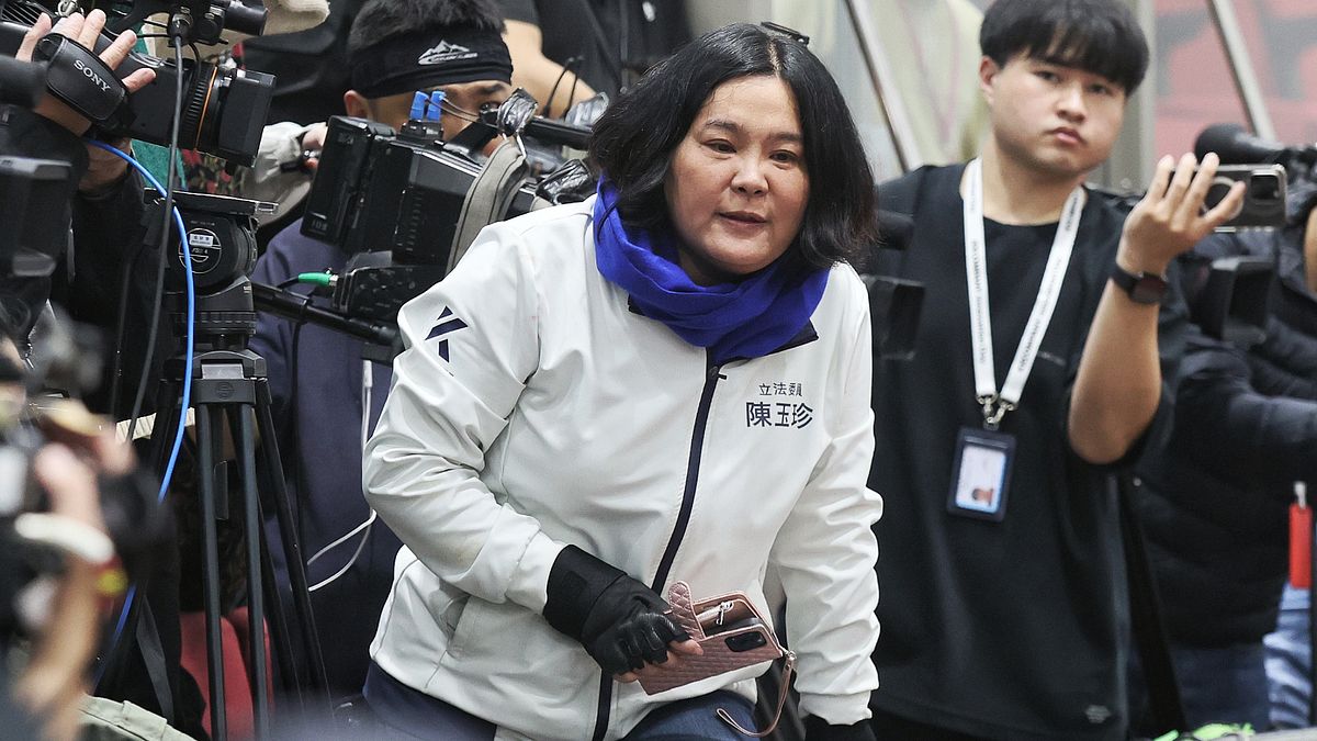 立法院為修《財劃法》爆發激烈衝突,國民黨立委陳玉珍(中)強勢將女綠委抱出清場,被稱為「金門女戰神」。(資料照,柯承惠攝) 立法院為修《財劃法》爆發激烈衝突,國民黨立委陳玉珍(中)強勢將女綠委抱出清場,被稱為「金門女戰神」。(資料照,柯承惠攝)