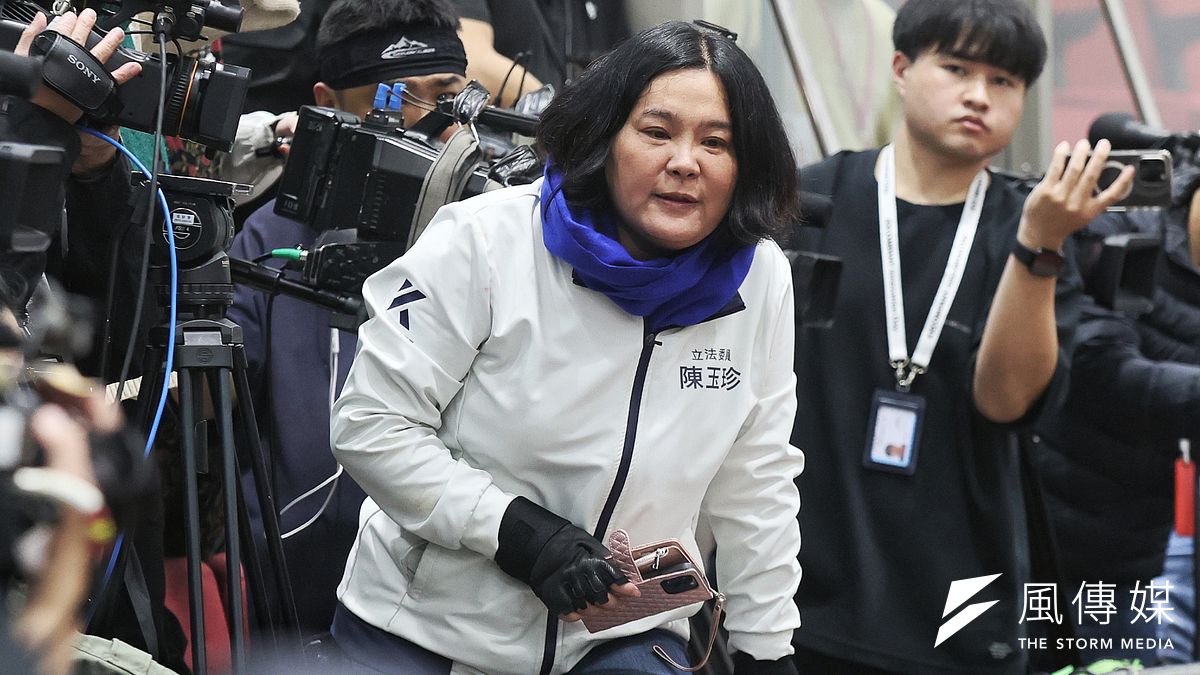 立法院為修《財劃法》爆發激烈衝突,國民黨立委陳玉珍(中)強勢將女綠委抱出清場,被稱為「金門女戰神」。(資料照,柯承惠攝) 立法院為修《財劃法》爆發激烈衝突,國民黨立委陳玉珍(中)強勢將女綠委抱出清場,被稱為「金門女戰神」。(資料照,柯承惠攝)