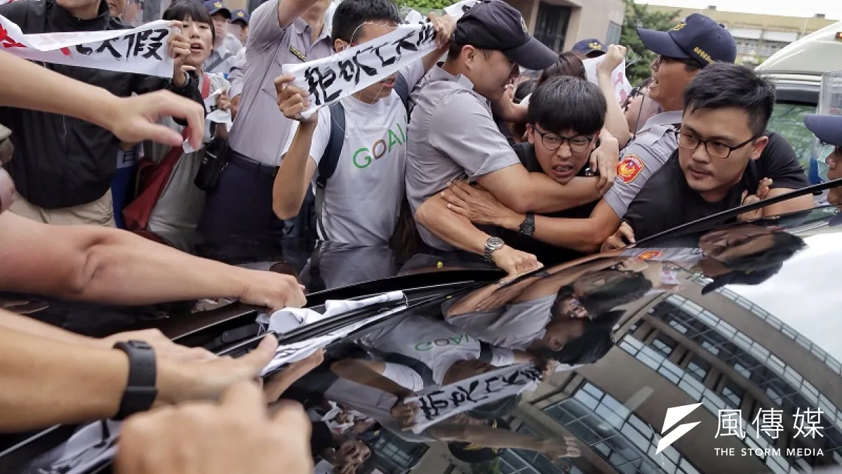 抗議被砍七天假,勞團5日直闖蔡英文敦南住處,阻止蔡英文座車。(曾原信攝)