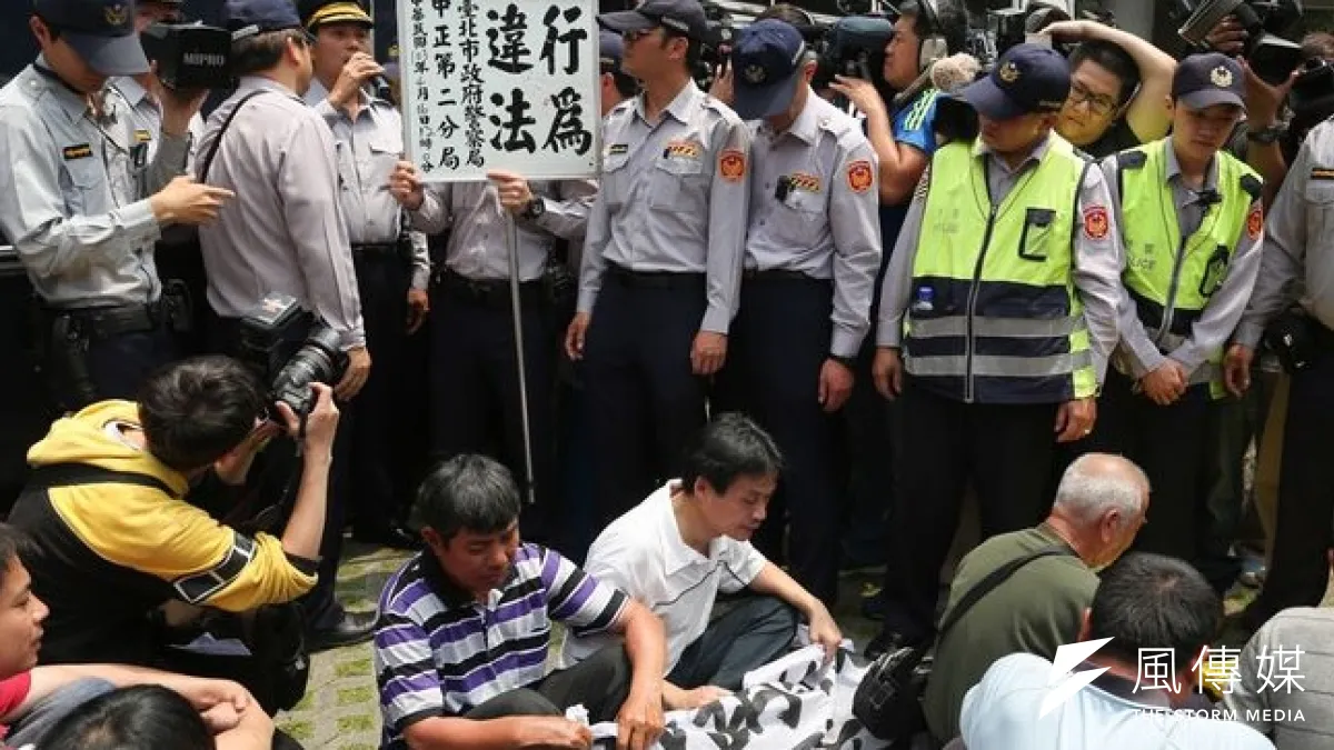 苑裡反瘋車自救會去年在工地中靜坐,遭檢方以強制罪起訴,苗栗地院29日判無罪,圖為苑裡反瘋車自救會16日衝入經濟部。(余志偉攝)