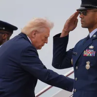 2026年3月20日、メリーランド州のアンドルーズ空軍基地で、フロリダへ向かう大統領専用機「エアフォース・ワン」に搭乗するトランプ米大統領。(写真/AP通信提供) 2026年3月20日、メリーランド州のアンドルーズ空軍基地で、フロリダへ向かう大統領専用機「エアフォース・ワン」に搭乗するトランプ米大統領。(写真/AP通信提供)