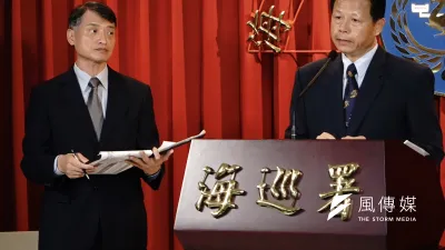 針對澎湖籍漁船事件,海巡署巡防組長廖雲宏(左起)、副署長謝慶欽3日召開記者會說明。(張曜麟攝)