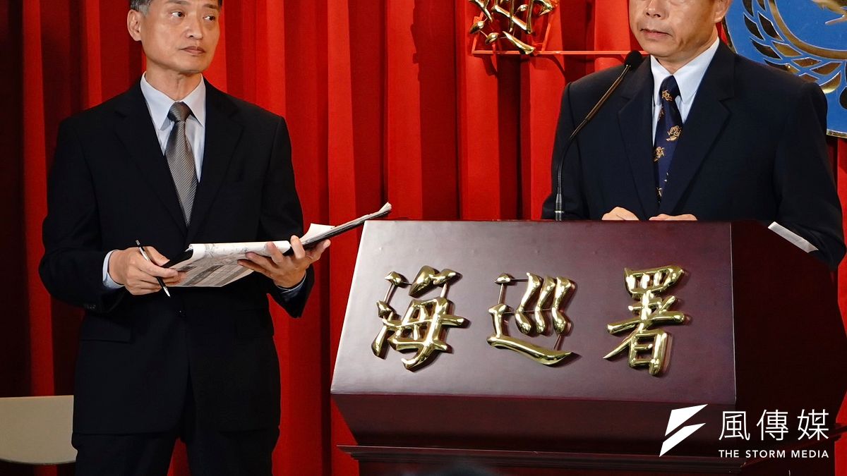 針對澎湖籍漁船事件,海巡署巡防組長廖雲宏(左起)、副署長謝慶欽3日召開記者會說明。(張曜麟攝) 針對澎湖籍漁船事件,海巡署巡防組長廖雲宏(左起)、副署長謝慶欽3日召開記者會說明。(張曜麟攝)