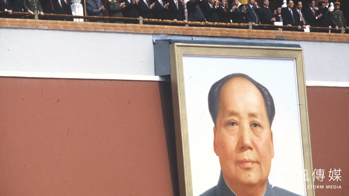 習近平在自己的歷史定位上,想挑戰的恐怕是共產世界始祖級的馬克思。圖為天安門上大幅的毛澤東像,是否有一天會換上習近平呢?(林瑞慶攝)