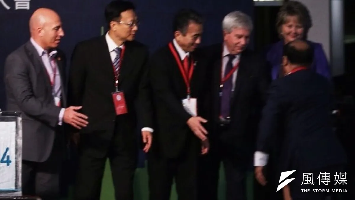 台中市長胡志強3日出席2014城市與地方政府聯盟(UCLG)亞太分會,差點跌一跤。(林詔安攝)